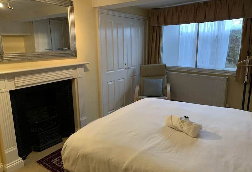 פנסיון The Red House