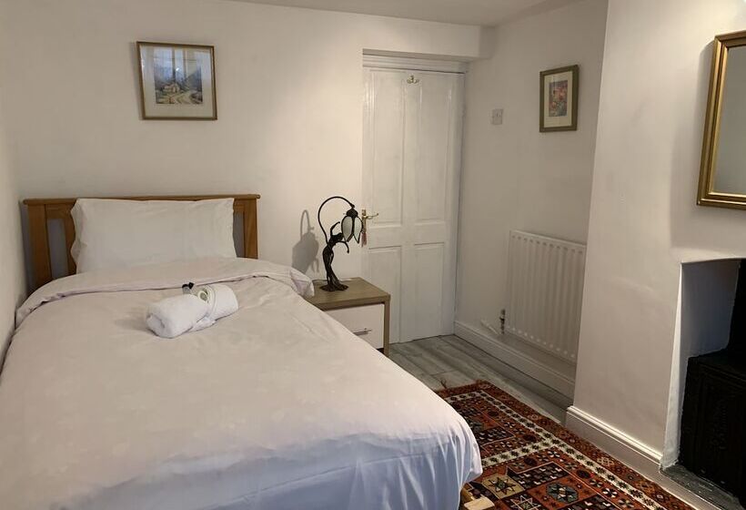 פנסיון The Red House