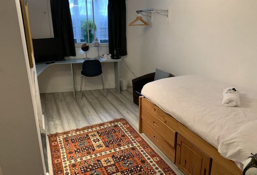 פנסיון The Red House