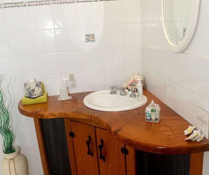 Hibiscus Lodge Bed & Breakfast