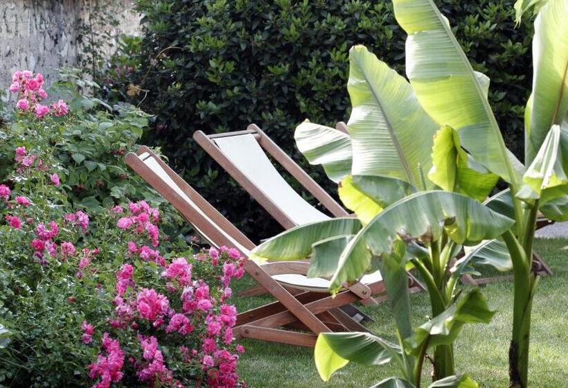 Отель La Villa Fleurie