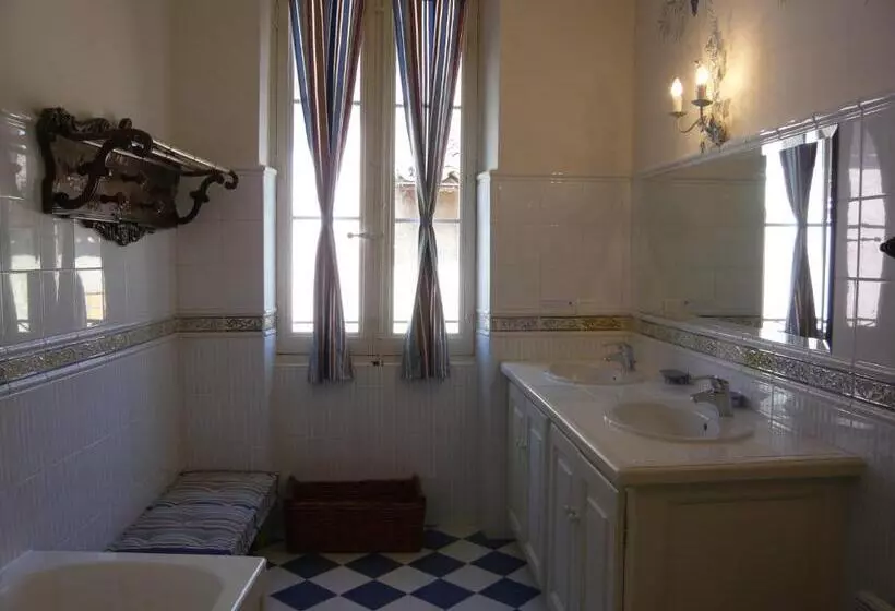 ホテル Auberge De Correns
