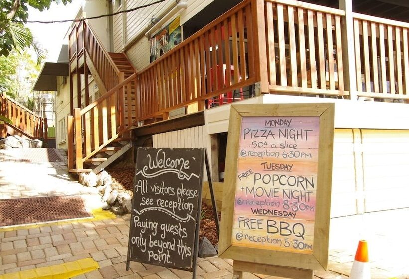 בית מלון כפרי Somewhere To Stay Backpackers