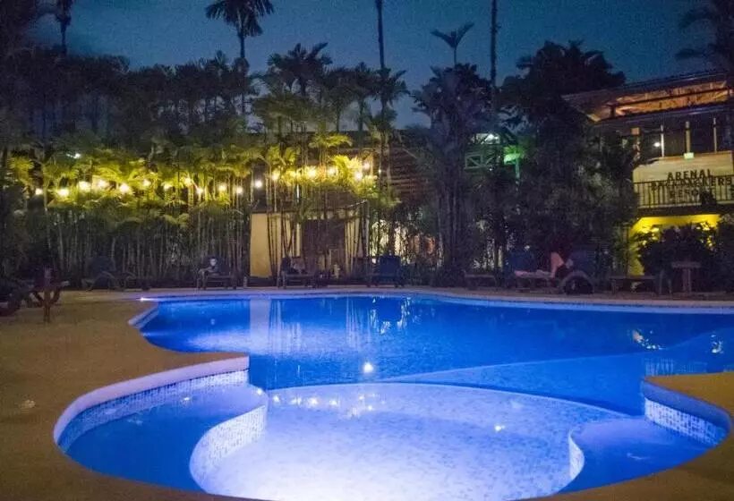 Retkeilymaja Arenal Backpackers Resort