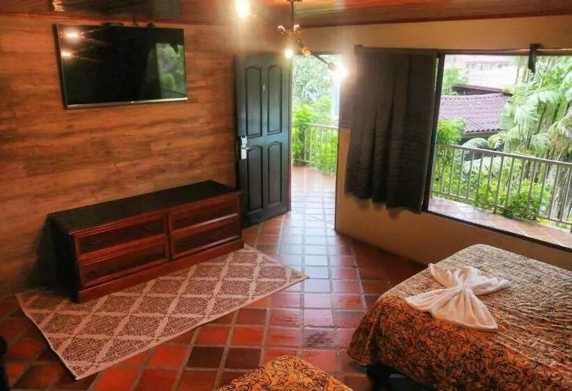 Retkeilymaja Arenal Backpackers Resort