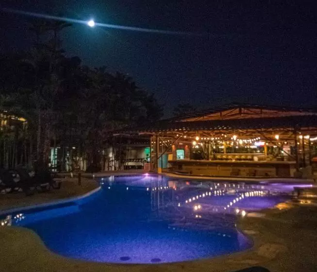 Retkeilymaja Arenal Backpackers Resort