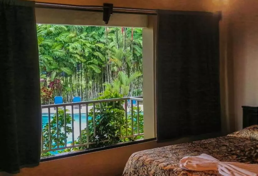 Retkeilymaja Arenal Backpackers Resort