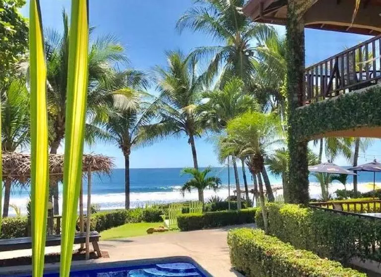 Hotelli The Backyard Beachfront