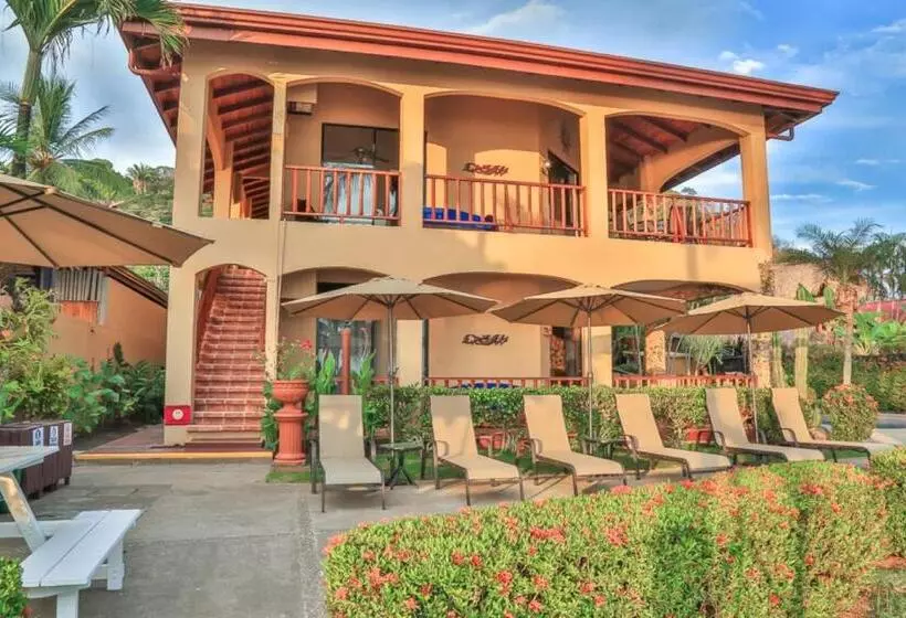 Hotelli The Backyard Beachfront