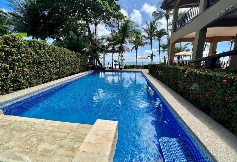 Отель The Backyard Beachfront