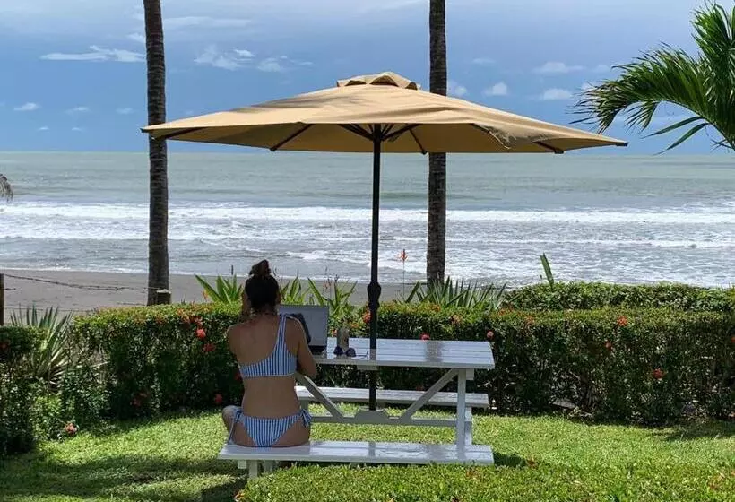 Hotelli The Backyard Beachfront