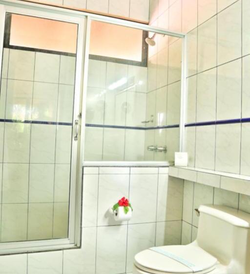 Отель The Backyard Beachfront