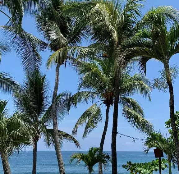 Hotelli The Backyard Beachfront