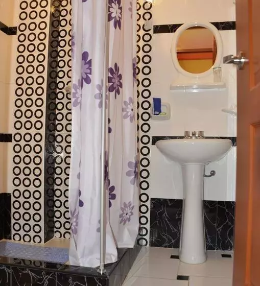 مسافرخانه Sariri