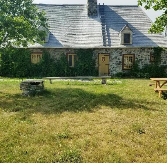 Отель Auberge Le P Tit Bonheur   Hostel