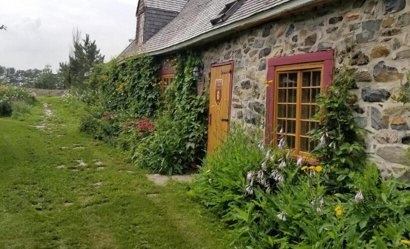 Отель Auberge Le P Tit Bonheur   Hostel