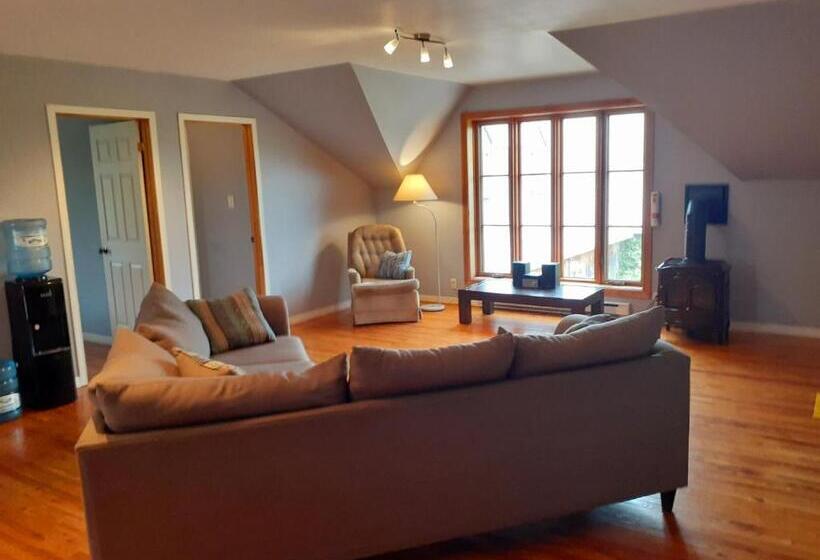 Отель Auberge Le P Tit Bonheur   Hostel