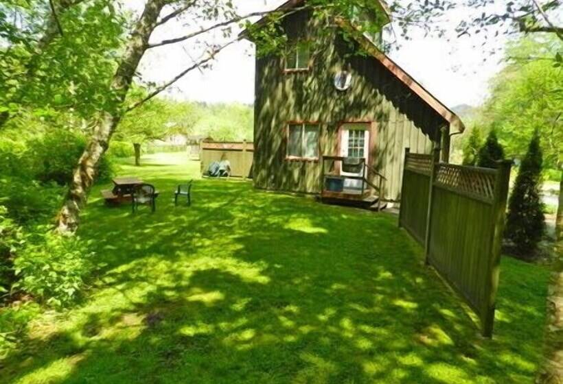 Hotelli Forest Echoes Cabins