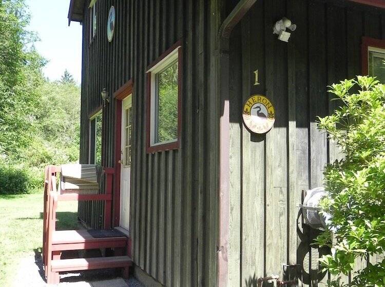 Hotelli Forest Echoes Cabins