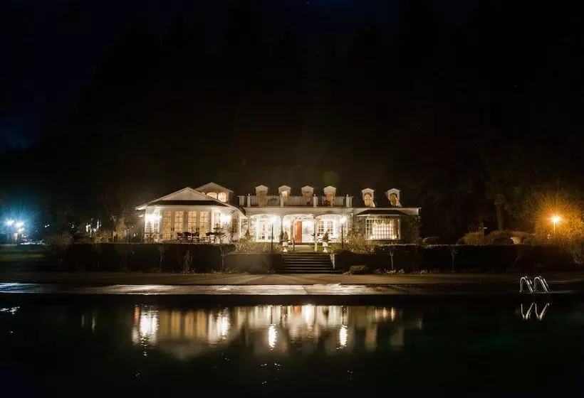 ホテル Rowena's Inn On The River