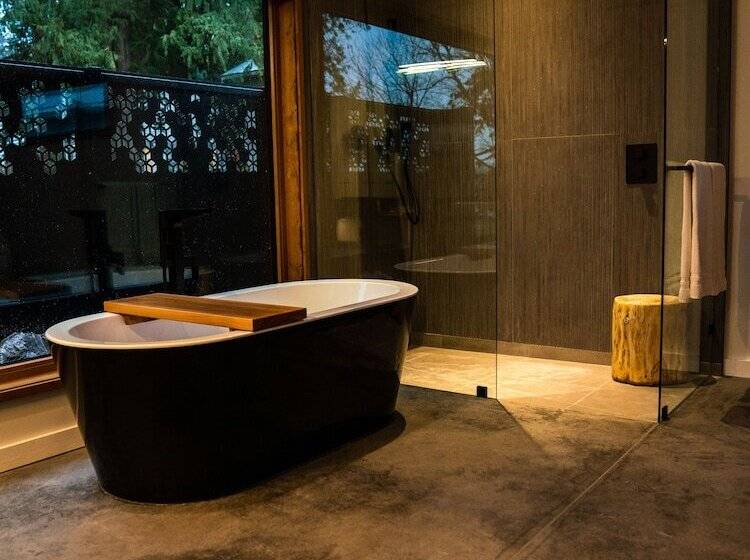 هتل Rowena's Inn On The River