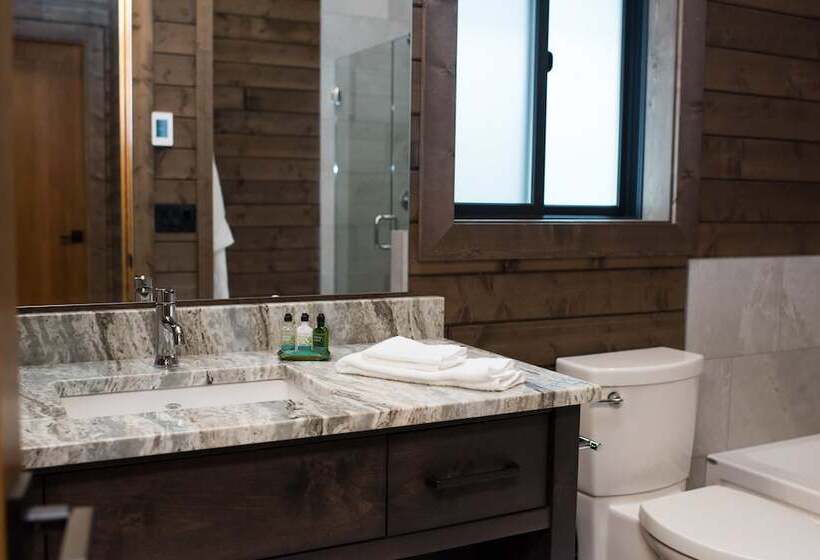 هتل Rowena's Inn On The River