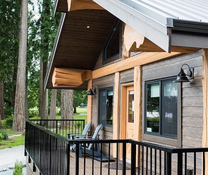 هتل Rowena's Inn On The River