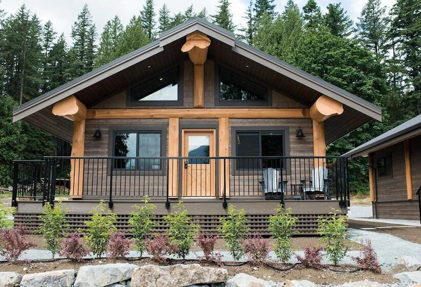 هتل Rowena's Inn On The River