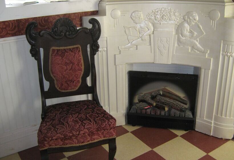 Hotel Wakamow Heights Bed And Breakfast