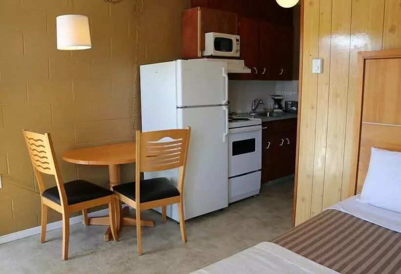 Plaza Motel
