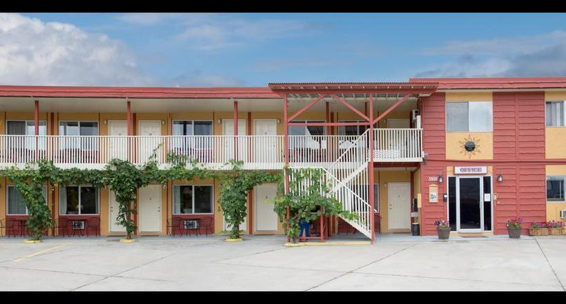 Maple Leaf Motel Inn Towne