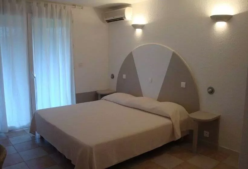 هتل Domaine De Caranella
