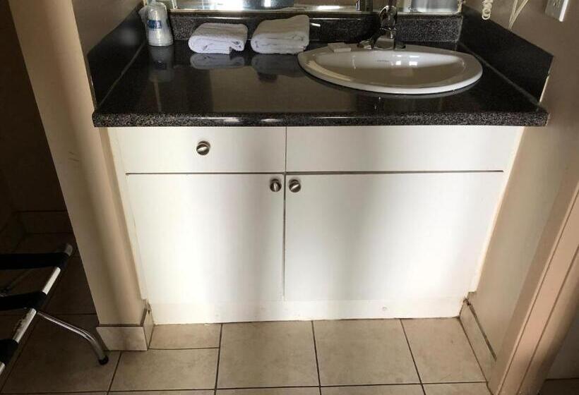 Hotel Travellers Inn