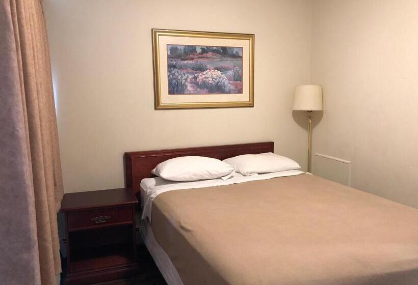 Hotel Travellers Inn