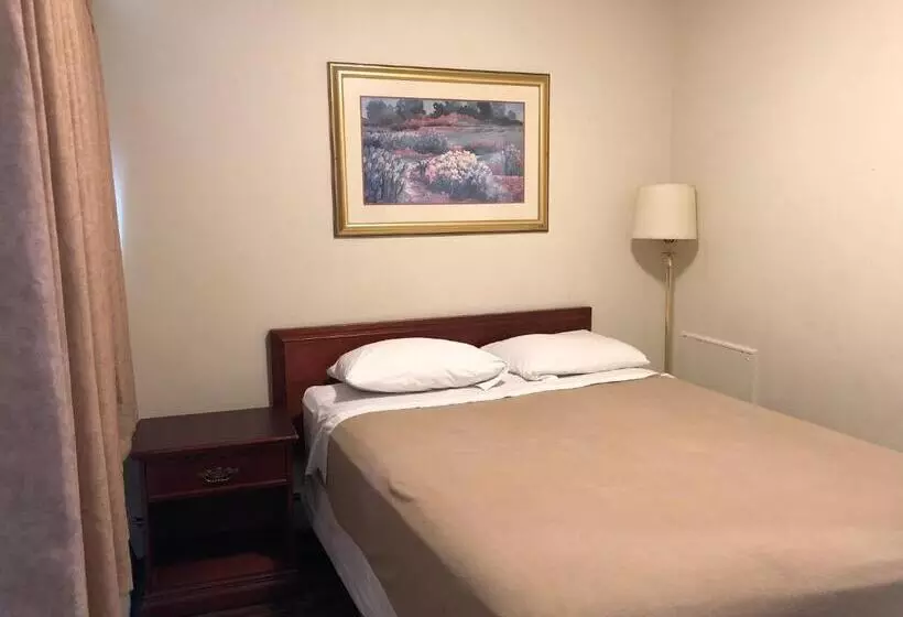Hotel Travellers Inn