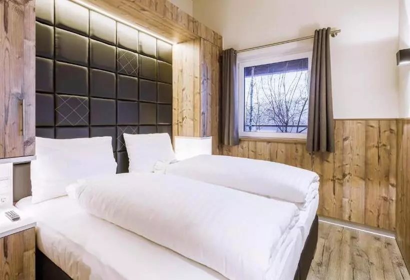 هتل Avenida Mountain Lodges Saalbach