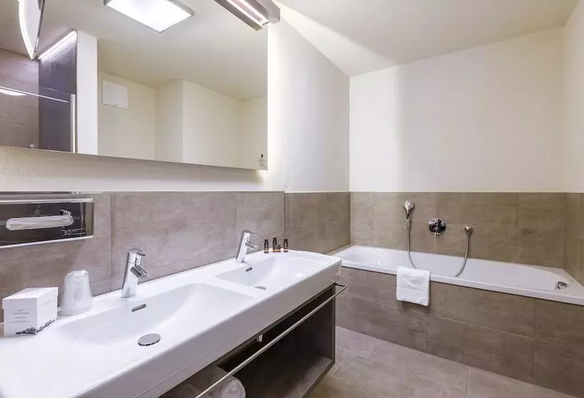 هتل Avenida Mountain Lodges Saalbach