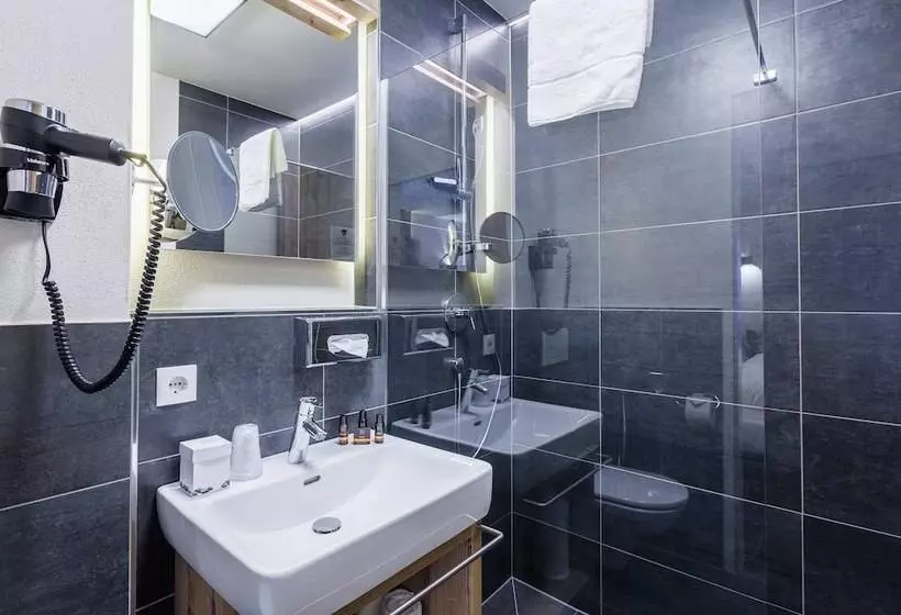 هتل Avenida Mountain Lodges Saalbach