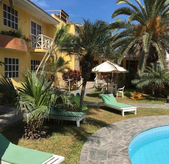 Отель Las Palmeras Huanchaco