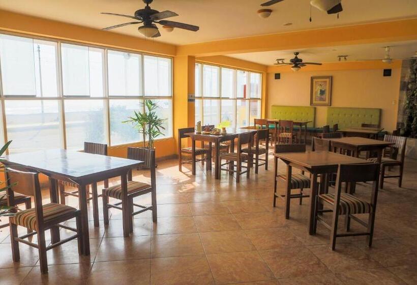 Отель Las Palmeras Huanchaco