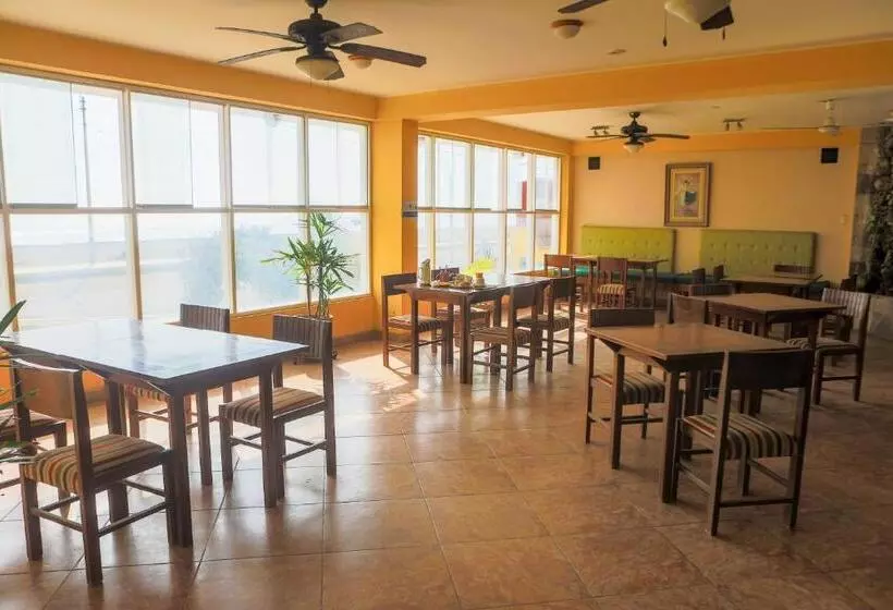 هتل Las Palmeras Huanchaco