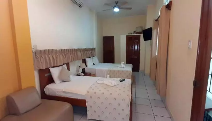 هتل Hostal Huayruro
