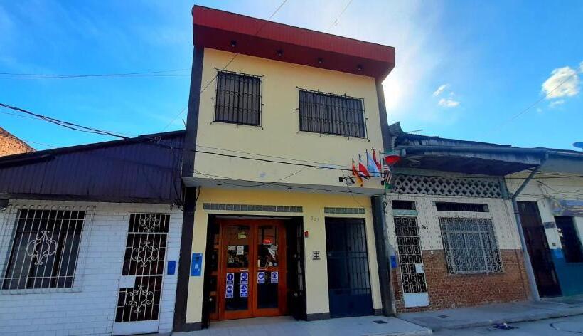 هتل Hostal Huayruro