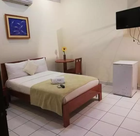 هتل Hostal Huayruro