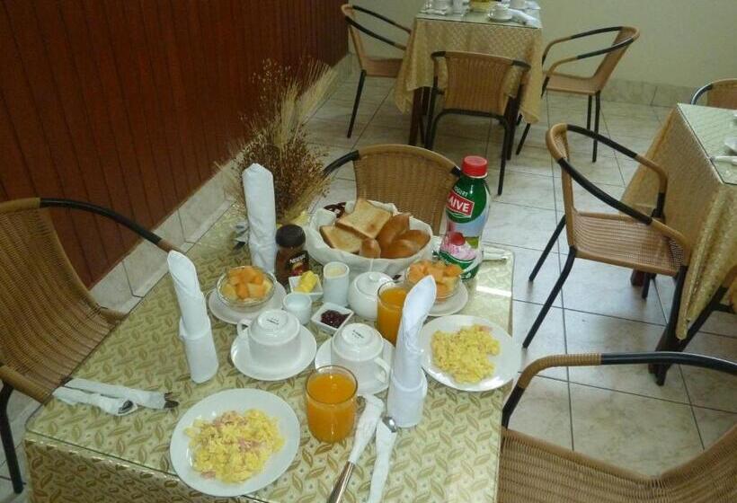 هتل Hostal Huayruro