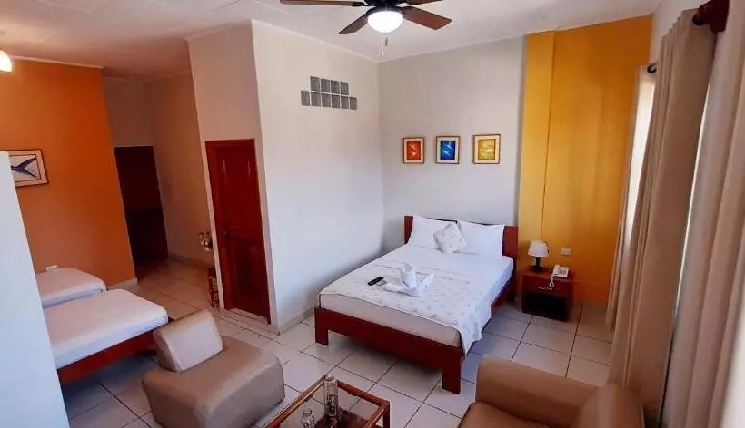 هتل Hostal Huayruro
