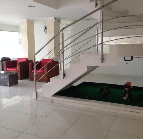 בית מלון כפרי Center Plaza Plus