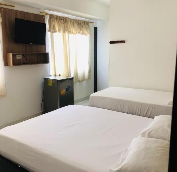 בית מלון כפרי Center Plaza Plus