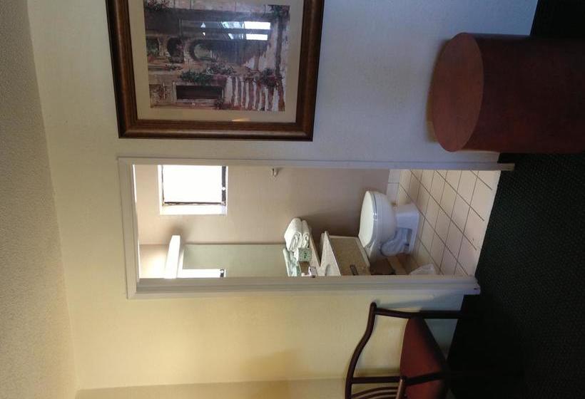 בית מלון כפרי University Inn And Suites