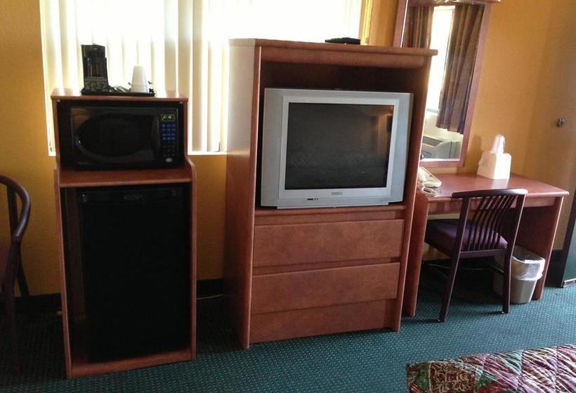 בית מלון כפרי University Inn And Suites